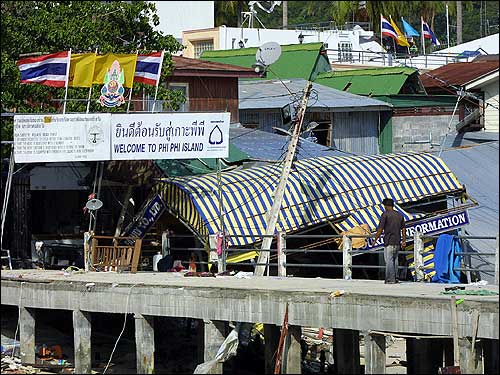 The tourism office and shops at the arrival bridge of the ferry terminal jetty on Phi Phi Island were crushed to the ground by the tsunamis.