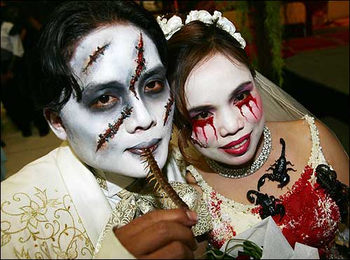 In Thailand, Kanchana Ketkaew (right) and her bridegroom Bunthawee Siengwong (putting a - 1139928802_6566