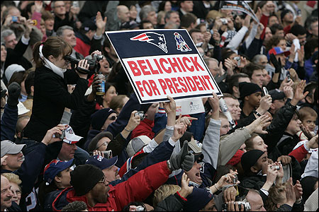 Many in the crowd yesterday tried to take snapshots of their favorite players. Others displayed signs avowing their conﬁdence in the Patriots head coach.