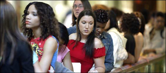 READY FOR A CLOSE UP — An open casting call by the producers of the UPN reality show 'America's Next Top Model' drew a crowd at Copley Place mall yesterday. READY FOR A CLOSE UP — An open casting call by the producers of the UPN reality show 'America's Next Top Model' drew a crowd at Copley Place mall yesterday.