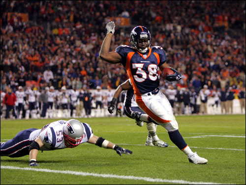 Mike Anderson of the Denver Broncos ran for his second touchdown, past Larry Izzo, in the third quarter.