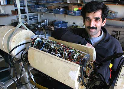 Hanumant Singh, a scientist at the Wood Hole Oceanographic Institution, builds submersible robots to hunt for artifacts on the ocean ﬂoor.