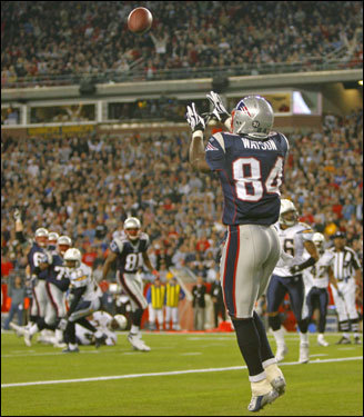 Patriots tight end Ben Watson (84) was wide open as he waited to catch a touchdown pass.