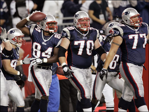 Patriots offensive players surrounded Ben Watson (84) after his first-quarter touchdown reception.