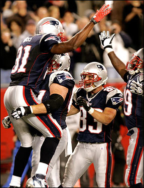 Randy Moss (81) celebrated his touchdown with Patriots players.