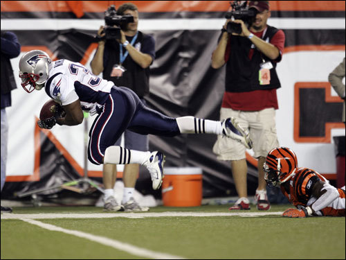 Patriots running back Sammy Morris (34) dove to the 2-yard line in the first quarter.