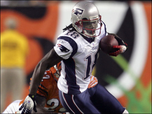 Patriots wide receiver Donte Stallworth ran after a catch in the first half.