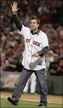 Former Red Sox third baseman Bill Mueller walked to the mound to throw out the ceremonial first pitch.