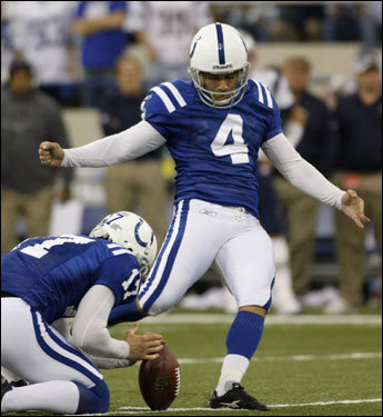 Adam Vinatieri (4) kicked a field goal to give the Colts the early lead in the fourth quarter.