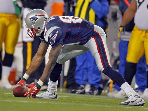 Patriots wide receiver Randy Moss picked up a lateral from Tom Brady that he initially dropped.