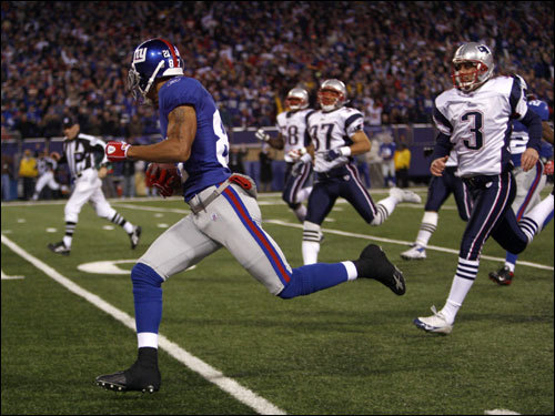 Giants receiver Domenik Hixon (left) returned a kick for a touchdown against the New England Patriots in the first half.