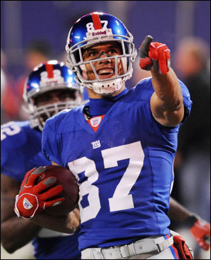 Giants' Domenik Hixon pointed to fans after scoring on a 74-yard kick return against the Patriots during the second quarter.