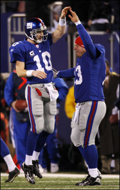 Eli Manning (left) and Jared Lorenzen celebrated after Manning threw a 3-yard touchdown pass to Kevin Boss during the second quarter.