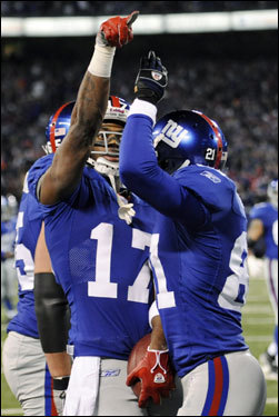 Plaxico Burress (17) celebrated the Giants touchdown pass in the third quarter.