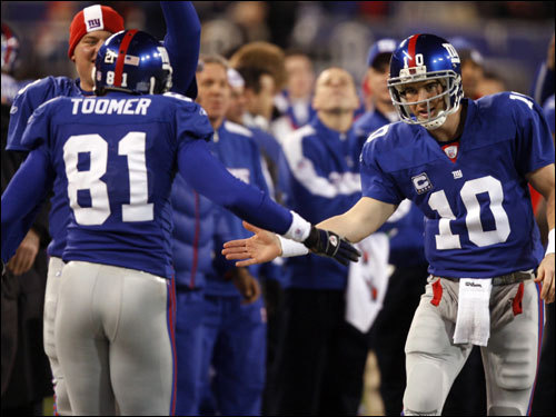 Amani Toomer (81) and Eli Manning (right) celebrated the Giants touchdown in the third quarter.