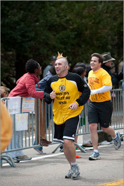 A mohawked runner (and Bruins fan) smiles at the crowd.