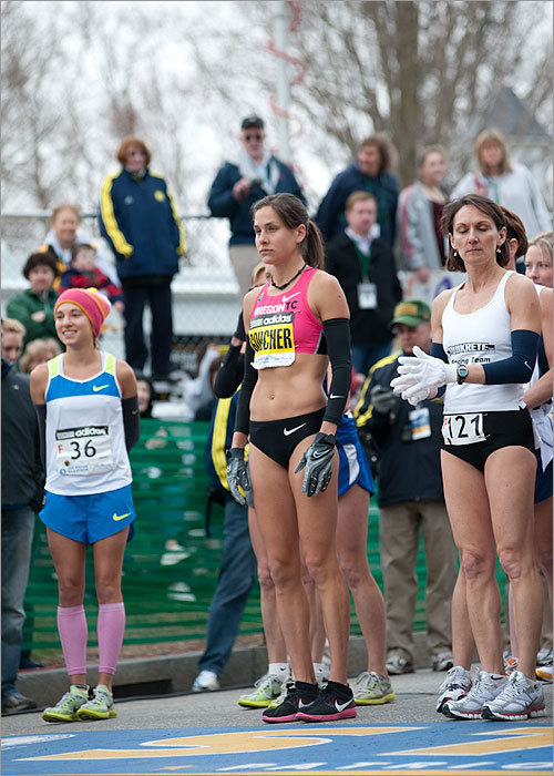 Kara Goucher (center, in pink) just before the race.