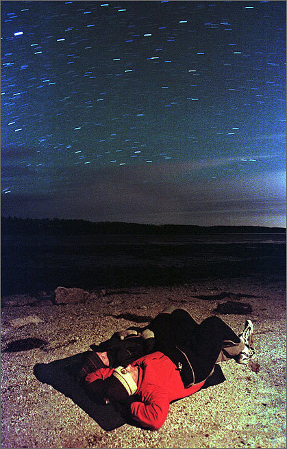 Rick Feeney of Simsbury, Conn. (red jacket), and Ewa Tomecka, of Shrewsbury shared a blanket while watching a Leonid shower on Nov. 18, 1999, in Brunswick, Maine. The Bowdoin College students braved the 21-degree temperature to watch the meteors shooting at a rate of about 10 per hour.