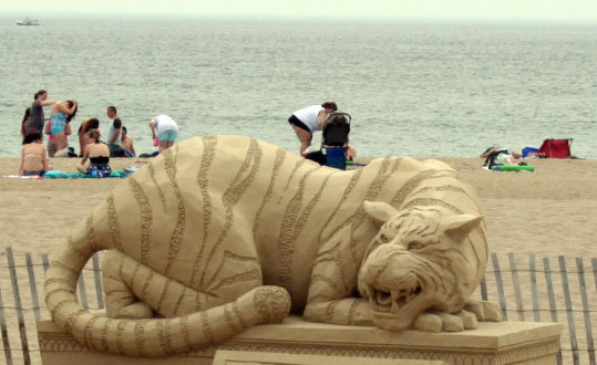 This tiger, part of the central sponsor structure, was finished by 2009 grand prize winner Carl D. Jara, and received rave reviews from spectators on the first day of the competition.