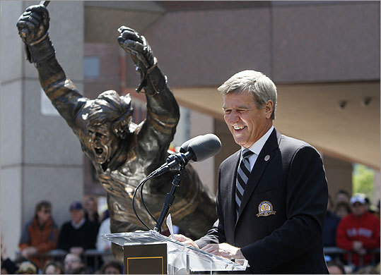 Bobby Orr Another more recent addition to the Boston statue scene pays tribute to former Bruin great Bobby Orr. The figure depicts Orr flying through the air after scoring the winning goal in the 1970 Stanley Cup. Orr spoke at the unveiling of the statue in May 2010 outside the TD Banknorth Garden.