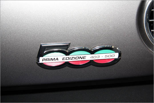 In addition to the special window sticker and dashboard plaque, the Prima Ediziones feature special emblems on the front seats and on the pillar behind each front door. On both sides are wide black stripes with a '500' cutout.