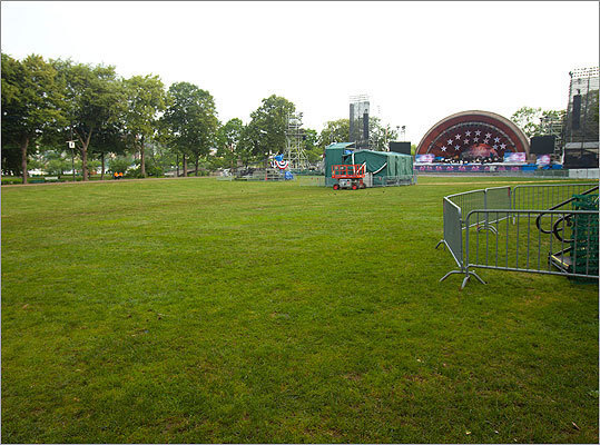 It was a very different look to the Hatch Shell area this morning, before the gates opened and people were allowed to claim their spots.