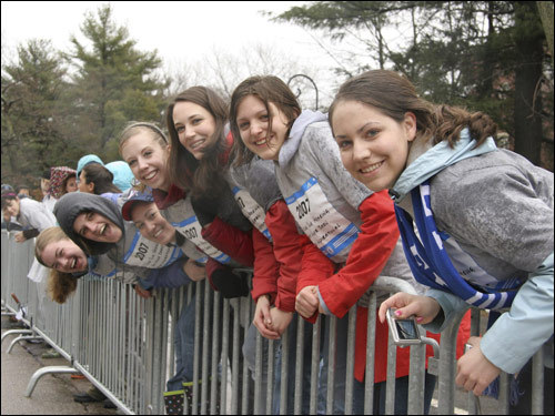 2007 Marathon photos from Wellesley College: the 'Screech Tunnel.'