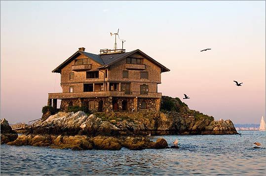 Clingstone, a cedar-shingled house built in 1905 and currently owned by retired Boston architect Henry Wood, stands on a rock in Rhode Island's Narragansett Bay.