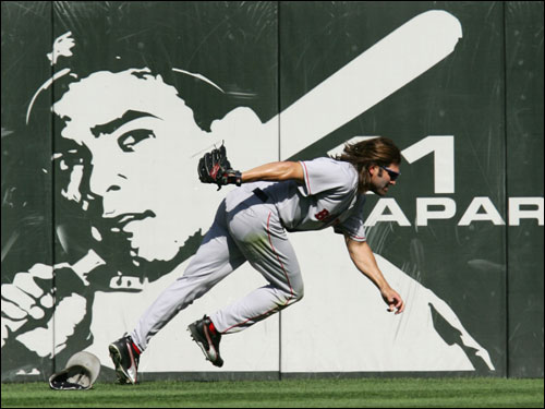 johnny damon beard. Johnny Damon chased down a