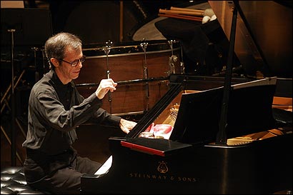 Pianist Stephen Drury and his ensemble nec[shivaree] will perform at New England Conservatory on Thursday.