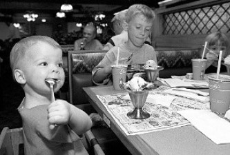 Needless to say, children have always been a crucial part of Friendly’s market. Children eating dessert in a Syosset, N.Y., restaurant in 1997.