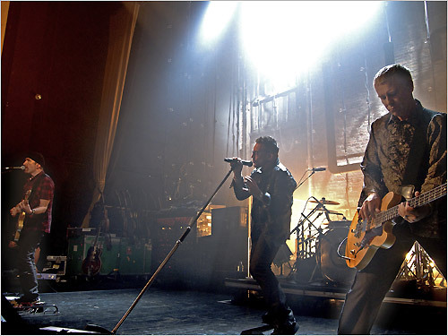 http://cache.boston.com/bonzai-fba/Third_Party_Photo/2009/03/12/U2-performs-live__1236871582_2661.jpg