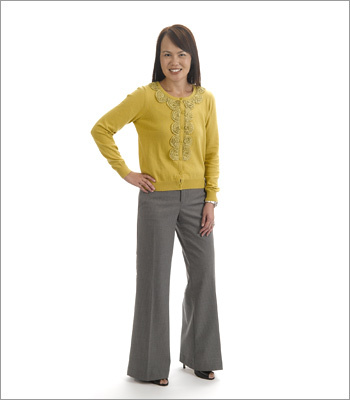 Women What to wear This look is nice, but would be more appropriate for a more casual work environment, such as an advertising firm or technology company. A fitted cardigan sweater and dressy pants with open-toed shoes creates a look that’s put together but not overly formal.
