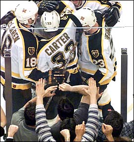 Anson Carter and teammates celebrate goal