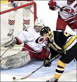 Steve Heinze shoots on Arturs Irbe