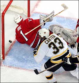 Anson Carter scores the capper