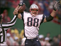 Patriots Christian Fauria celebrated his 1-yard touchdown reception against the Kansas City Chiefs during the fourth quarter on Sunday, November 24, 2005 at Arrowhead Stadium.  (Matthew J. Lee/ Globe Photo)