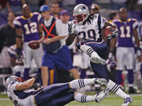  Laurence Maroney lept over teammate David Thomas during a 77-yard kickoff return.