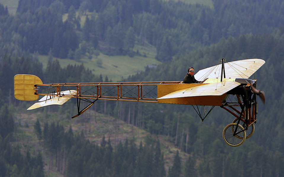 Bungee jumping, Wimbledon, and the "tomatina" tomato fight Big Shots