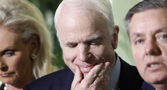 Arizona Senator John McCain (center), with his wife, Cindy, and Senator Lindsey Graham of South Carolina, said yesterday that he has years of experience on the economy.