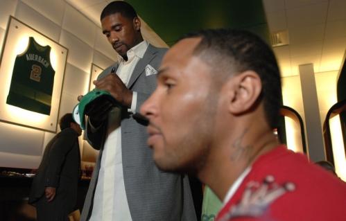 Leon Powe signs a cap as <b>Eddie House</b>, right, looks on at the Celtics - 499w