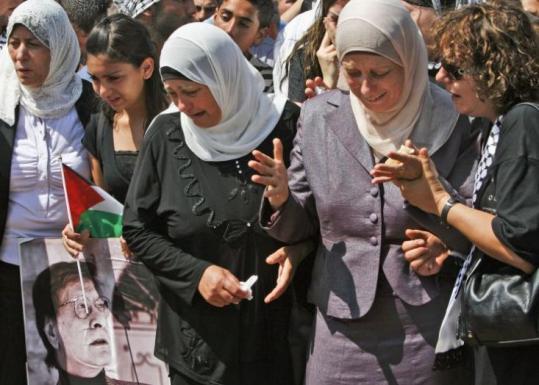 Palestinians paid their respects to poet Mahmoud Darwish during his funeral yesterday in the West Bank city of Ramallah. A three-day period of mourning was declared.