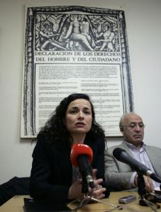 Almudena Bernabeu and Juan Carlos Tamayo of the Spanish Human Rights Association at a news conference yesterday.