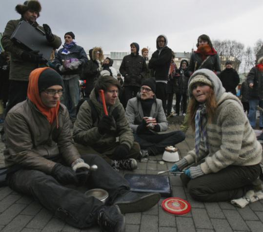BrYnJaR gAuTi/AsSoCiAtEd PrEsS Demonstrators banged pots near police officers during a protest outside parliament in Reykjavik, Iceland , yesterday.