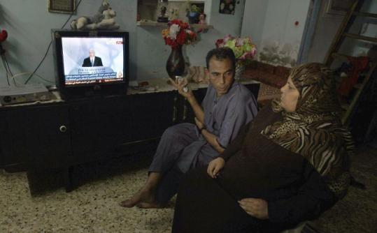 Palestinians in the southern Gaza Strip yesterday watched a speech by Israeli Prime Minister Benjamin Netanyahu.