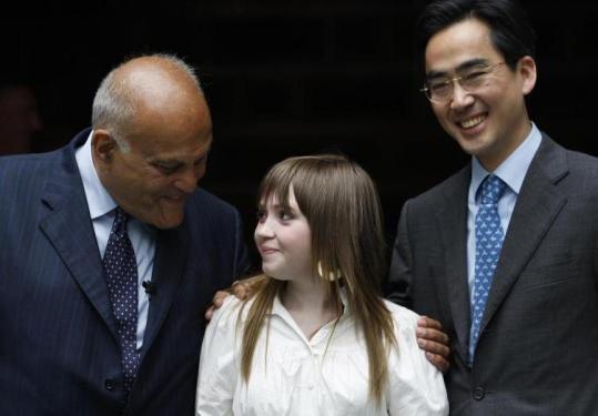 Hannah Clark, with doctors Magdi Yacoub and Victor Tsang, after a news conference yesterday in London.