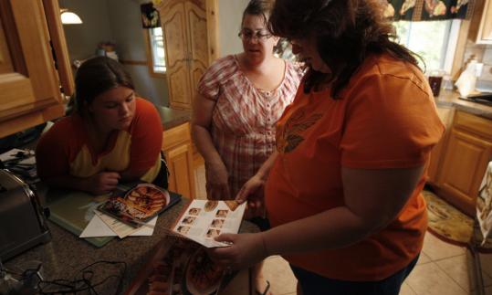 Lisa Teed (right) and her sister Susan Bidorini went over meal ideas with daughter Haylee, 12.