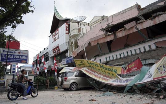 A 7.6-magnitude earthquake struck off the Indonesian city of Padang on Sumatra island yesterday, killing at least 200 people.