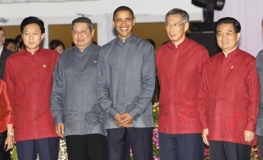 President Obama wore a traditional tunic at the Asia-Pacific Economic Cooperation dinner yesterday. With him (from left) were Yukio Hatoyama of Japan, Susilo Bambang Yudhoyono of Indonesia, Lee Hsien loong of Singapore, and Hu Jintao of China.