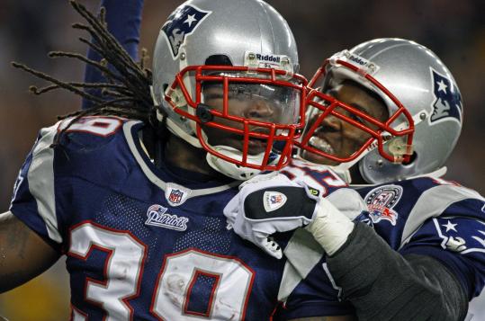 Laurence Maroney (39) gets a celebratory hug from Matthew Slater after Maroney’s first TD gave the Patriots a 21-0 lead.